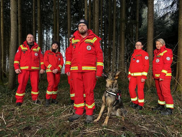 Mit "Florian" holt MeinBezikrk auch in diesem Jahr Ehrenamtliche vor den Vorhang. Ein gutes Beispiel dafür ist der Welser Dominik Schernthaner (Mitte), der mit seiner Rettungshündin Delta und seinem Team nach vermissten Menschen sucht. | Foto: MeinBezirk