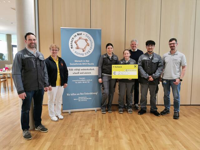 Bei der Scheckübergabe im Haus Ehrenberg v.l.:  Christoph Falger (Ausbilder), Monika Sprenger (Kassierin „Mensch in Not“), Meryem Cihan (Lehrling), Franziska Bilgeri (Lehrling), Georg Rehm (Schriftführer „Mensch in Not“), Arda Cimen (Lehrling) und Patrick Gräßle (Teamleiter Ausbildungszentrum). | Foto: privat