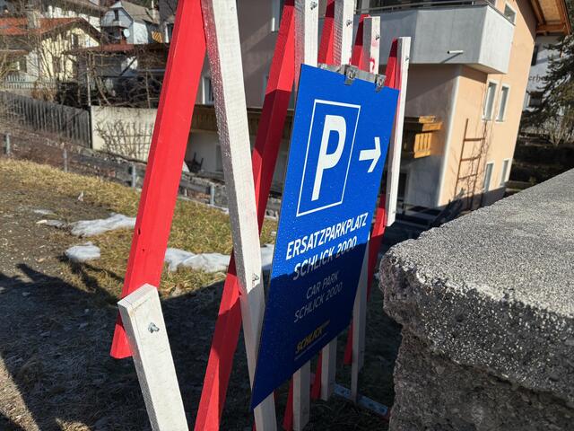 An Spitzentagen wird auf Ausweichprakflächen im und um das Dorf umgeleitet. | Foto: Kainz