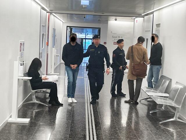 Zum Prozess in Handschellen vorgeführt wurden die beiden serbischen Profi-Einbrecher. | Foto: Gernot Heigl