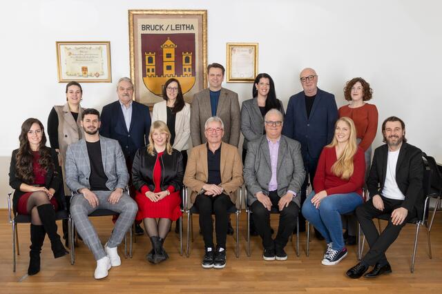 Das neue SPÖ-Team Bruck, sitzend: Petra Haumer, Philipp Schenzel, Lisa Miletich, Gerhard Weil, Wolf Dieter Kuscher, Sabine Simonich, Martin Radl; stehend: Stephanie Kratochvil, Erwin Schwaiger, Claudia Csida, Rainer Windholz, Julia Huber, Zoran Stankovic, Michaela Horvath. Auch im Gemeinderat, aber nicht am Bild: Sabine Hahn und Andreas Arthaber  | Foto: Digifoto Helmreich