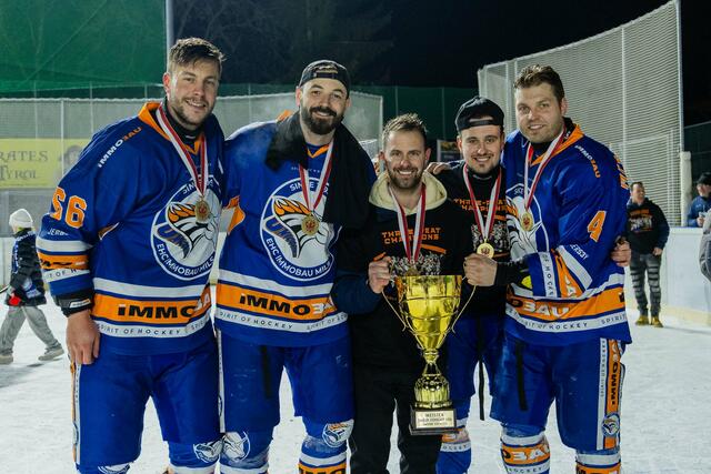 Große Freude über den dritten Meistertitel: Riedl Dominic, Huber Patrick, Trainer Hechenberger Fabian, Niescher Andreas und Mitterdorfer Daniel  | Foto: EHC Immobau Mils
