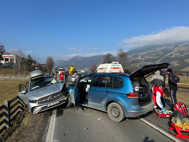 Am Dienstag am frühen Nachmittag kollidierten auf der B169 bei Fügen zwei Autos. Dabei wurde ein kleines Kind schwer verletzt und ins Krankenhaus geflogen. | Foto: Zoom.Tirol