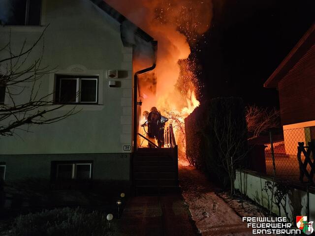 Die Brandursachenermittler und das Bundeskriminalamt werden in den Morgenstunden am Einsatzort erwartet. | Foto: Freiwillige Feuerwehr Ernstbrunn
