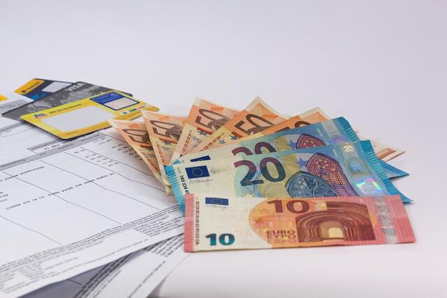 Die Nachrichten stammten angeblich von ihrer Tochter und diese bat um dringende Überweisung auf mehrere Konten. Insgesamt tätigte die Frau fünf Überweisungen mit einem Gesamtschaden im niederen fünfstelligem Euro-Bereich. | Foto: Symbolbild: pixabay