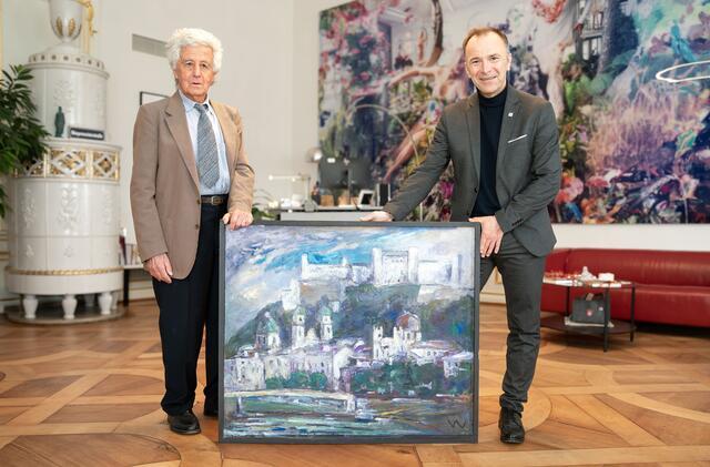 Das Ölbild mit Blick auf die Stadt Salzburg wird im Schloss Mirabell ausgestellt.
Im Bild: Maler Heinz Waschgler (li.) und Bürgermeister Bernhard Auinger. | Foto: Stadt:Salzburg/Alexander Killer