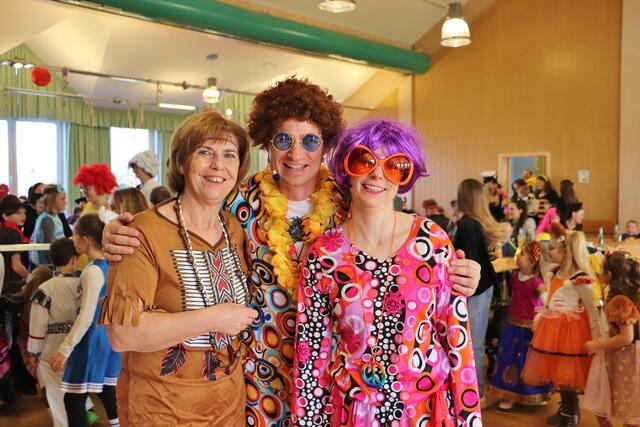 Ingrid Baumhackl sowie Sandra und Markus Hillebrand vom Bauernbund Premstätten laden zum Kindermaskenball | Foto: Edith Ertl