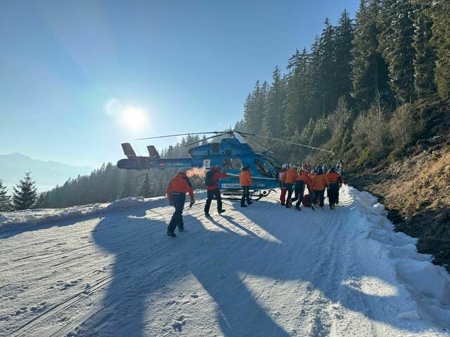 Ein Rettungshubschrauberteam brachte den Schwerverletzten nach der Bergung ins Krankenhaus Zell am See. | Foto: Bergrettung Mittersill