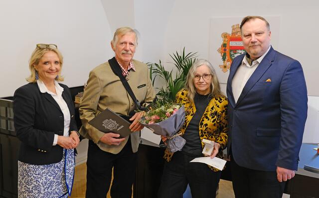 Mödlinger Ehepaar Monika und Siegfried Stöberl (Mitte) mit Bürgermeister Michael Danzinger und Sozialstadträtin Roswitha Zieger (li). | Foto: Stadtgemeinde Mödling / Boeger