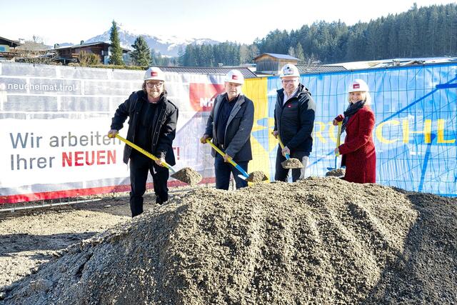 Architekt Günther Gasteiger, Bgm. Helmut Berger, NHT-GF Johannes Tratter und LA Claudia Hagsteiner ziehen beim leistbaren Wohnen an einem gemeinsamen Strang. | Foto: Kogler