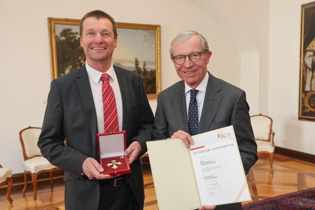 Landeshauptmann Wilfried Haslauer bei der Überreichung des Ehrenzeichens des Landes Salzburg an Bezirkshauptmann Harald Wimmer | Foto: Land Salzburg / Franz Neumayr
