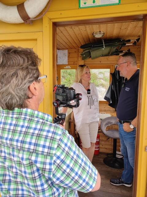 Franz und Silvia Leitner beim Dreh auf der Radfähre Ennsegg. | Foto: Mauthausen Tourismus