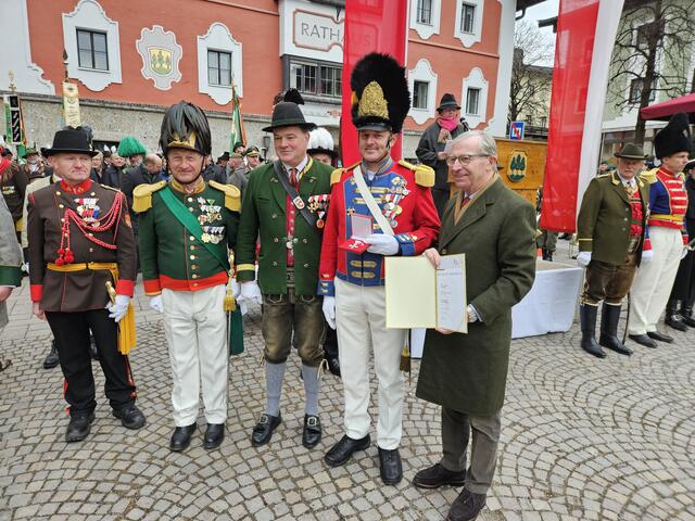 Von rechts: Landeshauptmann Wilfried Haslauer, Hauptmann Anton Kremser (Geehrter), Sepp Braunwieser (Landeskommandant Salzburger Schützen), Albert Planitzer (Landeskommandant-Stv. Salzburger Schützen), Siegfried Seigmann (Hauptmann des Uniformierten Schützenkorps Ebenau). | Foto: Erich Sampl