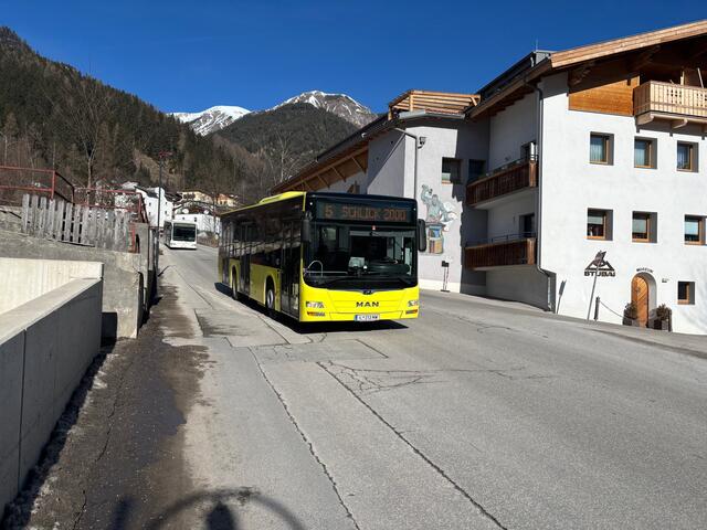 Skibusse gäbe es genug, aber viele Wintersportler reisen immer noch am liebsten im eigenen Fahrzeug an. | Foto: Kainz
