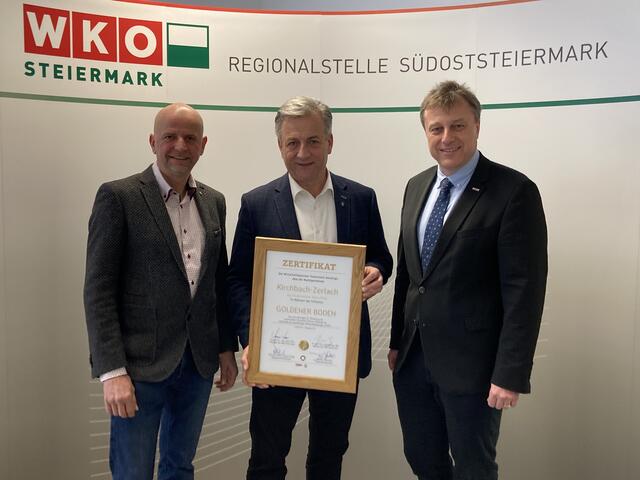 Erst kürzlich nahmen Franz Krisper und Bürgermeister Anton Prödl für die Gemeinde Kirchbach-Zerlach die Auszeichnung von WK-Regionalstellenleiter Thomas Heuberger (v. l.) entgegen.  | Foto: MeinBezirk 