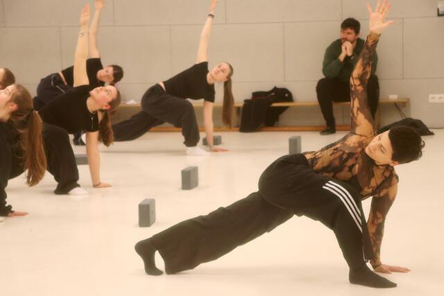 So sieht´s aus, wenn die Wettkampf-Crew des Tanzstudios mit Trainerin Vali trainiert. | Foto: Ulrike Kozeschnik-Schlick