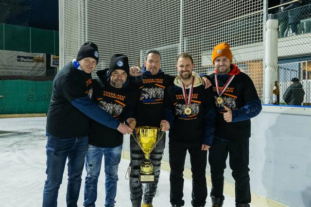 Obmann-Stv. Plunser Michael, Obmann Volkan Iskanli, Sportl. Leiter Biehler Martin. Trainer Hechenberger Fabian und Co-Trainer Manuel Draxl  | Foto: EHC Immobau Mils