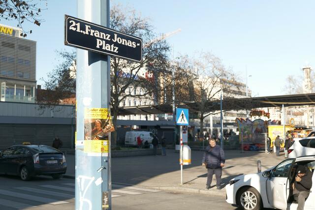 Der Franz-Jonas-Platz lieferte abermals Gesprächsstoff in der Bezirksvertretungssitzung. Im Fokus: Tauben und das Alkoholverbot. | Foto: Max Spitzauer/MeinBezirk