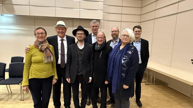 Regisseur Hermann Weiskopf mit Vertretern der Religionsgemeinschaften, der Stadt Erlangen und des Bayerischen Landtag | Foto: AVG-Filmproduktion