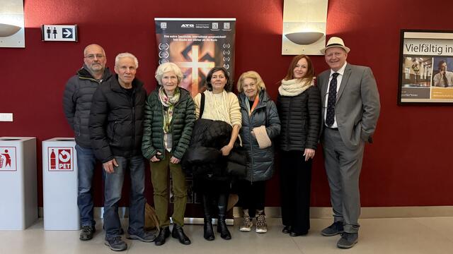 Regisseur Hermann Weiskopf mit Kinogästen in Meran | Foto: AVG-Filmproduktion