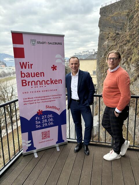 Freuden sich auf das Stadtfest im Juni unter dem Motto "Wir bauen Brücken": Bürgermeister Bernhard Auinger und Jochen Höfferer, Marketing-Leiter der Stadt Salzburg und Organsiator des Stadtfests. | Foto: Lisa Gold
