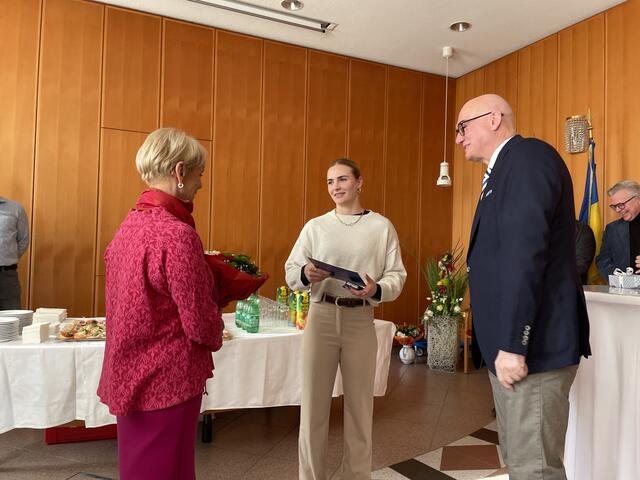 Die Gelegenheit der Übergabe wurde auch direkt von den SVS-Vorständen für zwei weitere Ehrungen, darunter die SVS-Sportlerin des Jahres, genutzt. | Foto: Maximilian Rappl