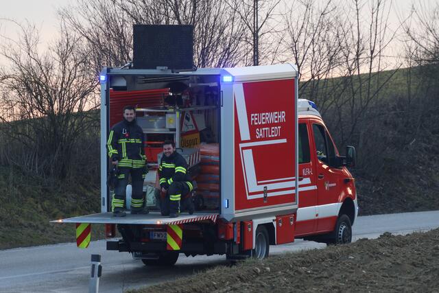 Eine 13 Kilometer lange Ölspur zog sich durch vier Gemeinden in Wels-Land und löste einen Großeinsatz der lokalen Feuerwehren aus. | Foto: laumat.at
