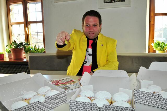 Huttlerbürgermeister Peter Ties mit Arbeitsunterlagen und markigen Ankündigungen für künftige Huttleeee's!