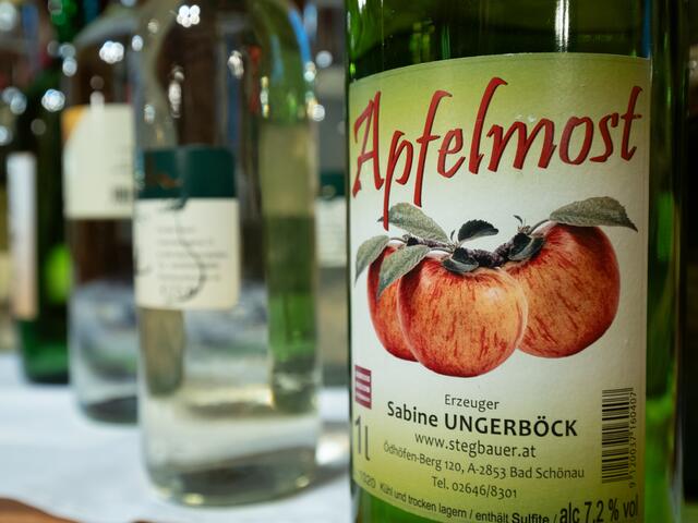 Die Obst-Most Gemeinschaft Bucklige Welt lud zur traditionellen Mosttaufe.  | Foto: Santrucek