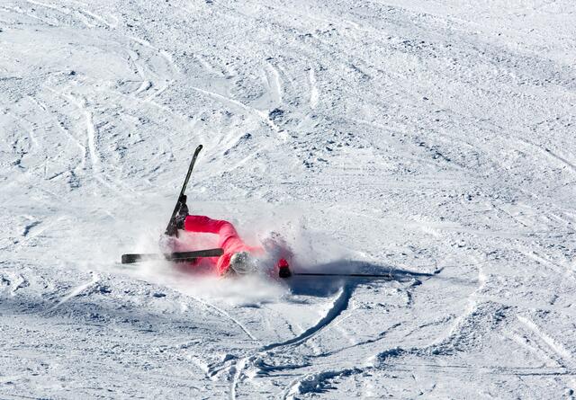 Eine 21-jährige Skilehrerin wurde am Mittwoch im Skigebiet Kühtai von einem Snowboarder gerammt und verletzt. Der unbekannte Snowboarder flüchtete. Die Polizei bittet um Hinweise zum Snowboarder. | Foto: stock.adobe.com/Symbolfoto (Symbolfoto)