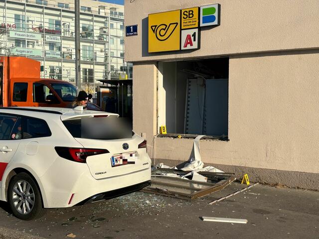 In der Nacht auf Donnerstag kam es zu einer Explosion in einer Donaustädter Postfiliale. Die Polizei ermittelt. | Foto: Andreas Pölzl/MeinBezirk