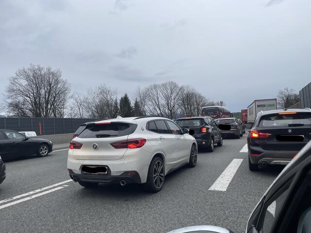 Stau auf der A1 Richtung Walserberg bei der Autobahnabfahrt Messe. | Foto: Philip Steiner