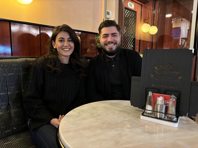 Der neue Inhaber des Café Melange Azadi Altinisik mit seiner Schwägerin. | Foto: Lisa Kammann/MeinBezirk