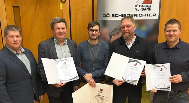 Von links: Schiri-Gruppenobmann Dietmar Sitz aus Leopoldschlag, Erwin Bindreiter aus Pabneukirchen, Michael Rumetshofer aus Arbing, Christoph Jaksch aus Reichenthal und Martin Fragner aus Pregarten. | Foto: OÖ Schiedsrichterkollegium