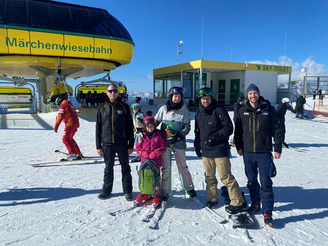 Familie Pribitzer aus Graz durfte sich über einen Planai-Rucksack mit Goodies freuen –  überreicht vom Team der Märchenwiesebahn. Am Bild: Markus Heufler (Maschinist Märchenwiesebahn), Familie Pribitzer sowie Daniel Gerhardter (Betriebsleiter Stellvertreter Planai) | Foto: Planai/Vettori