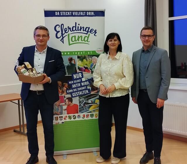 Johann Lefenda von der OÖ. Zukunftsakademie, Susanne Kreinecker, Geschäftsführerin des Regef und Puppinger Bürgermeister und Obmann des Regef Mario Hermüller bei der heurigen Vollversammlung der Aktionsgruppe. | Foto: Regef