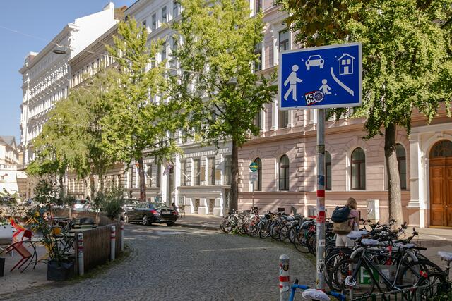 In der Rahlgasse dachten Schülerinnen und Schüler des Gymasiums ihren Schulvorplatz neu.  | Foto: BV6