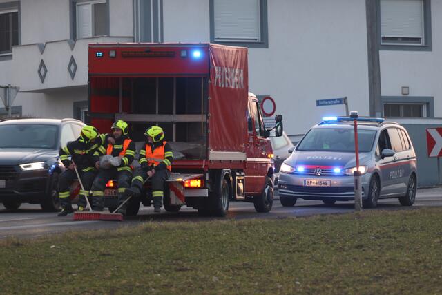 Eine 13 Kilometer lange Ölspur zog sich durch vier Gemeinden in Wels-Land und löste einen Großeinsatz der lokalen Feuerwehren aus. | Foto: laumat.at