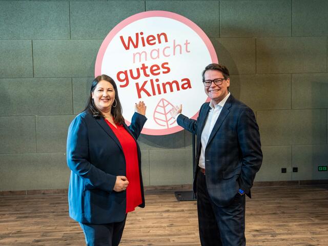 Wohnbaustadträtin Kathrin Gaál und Umweltstadtrat Jürgen Czernohorszky (beide SPÖ) präsentierten die neuen Maßnahmen. Vor allem auf die Veränderungen im Bereich Wohnbau wurde hingewiesen. | Foto: Valentina Marinelić/MeinBezirk