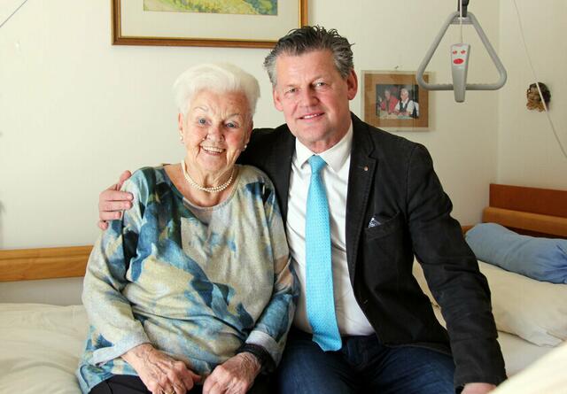 Margaretha Löffelmacher und Bürgermeister Christian Scheider | Foto: StadtKommunikation / Wedenig