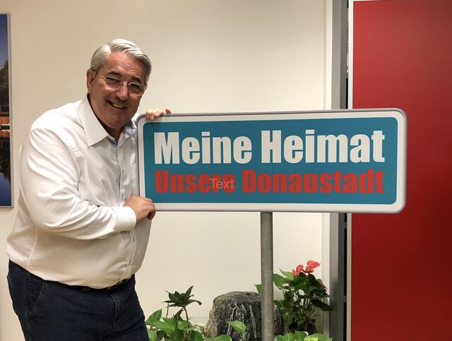 Bezirksvorsteher Ernst Nevrivy (SPÖ) soll als Gegenleistung von der Wienwert-Gruppe Karten fürs Wiener Derby erhalten haben. (Archivbild) | Foto: Sophie Brandl/MeinBezirk