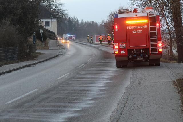 Eine 13 Kilometer lange Ölspur zog sich durch vier Gemeinden in Wels-Land und löste einen Großeinsatz der lokalen Feuerwehren aus. | Foto: laumat.at