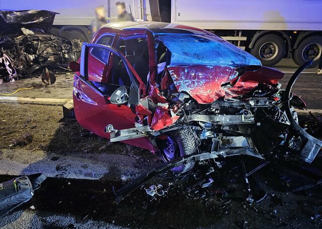 An den Fahrzeugen entstand erheblicher Sachschaden beziehungsweise Totalschaden. | Foto: BFKDO Klagenfurt-Land