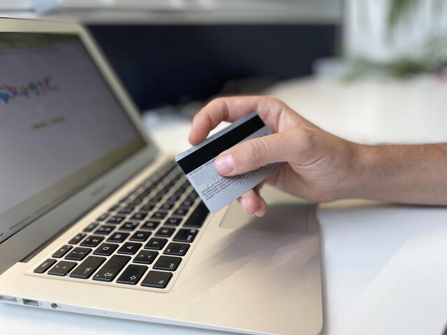 Bereits am 15. Feber lockte ein Unbekannter eine Frau aus Wörgl via Chatportal in einen Betrug: Sie tätigte 32 Überweisungen auf sechs Konten für angebliche Onlineprodukte. | Foto: BRS (Symbolbild)