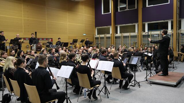 Premiere für das Bezirksorchester: Die Brucker Forstschule war Veranstaltungsort für dieses besondere Konzert. | Foto: Markus Lugert