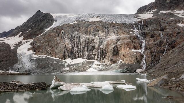 Der Sulzenauferner in den Stubaier Alpen : Durch das Abschmelzen des Gletschers entstand ein neuer See.  | Foto: Greenpeace / Mitja Kobal