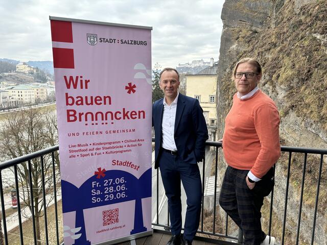 Freuden sich auf das Stadtfest im Juni unter dem Motto "Wir bauen Brücken": Bürgermeister Bernhard Auinger und Jochen Höfferer, Marketing-Leiter der Stadt Salzburg und Organsiator des Stadtfests. | Foto: Lisa Gold