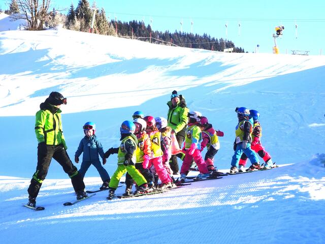 Viel Spaß für Brixener Waldwichtel auf Ski. | Foto: Gde. Brixen