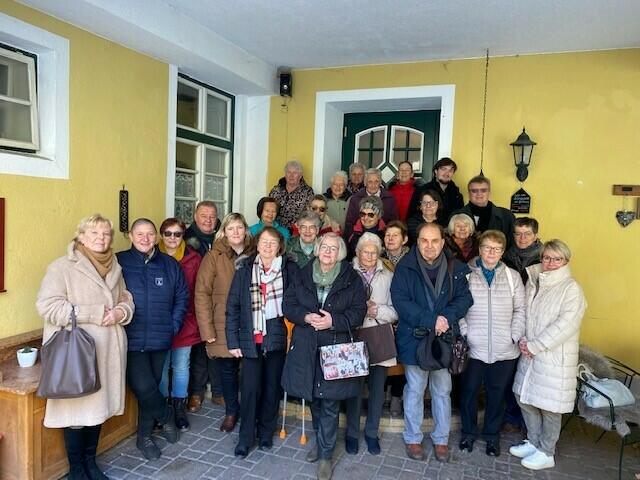 Mit dabei waren: 1. Reihe: Elisabeth Hasslauer, Edith Brandtner, Gabriele Brand, Andreas Valenta, Andrea Weber, Elisabeth Pamperl, Herma Maringer, Edith Kohlhofer, Irma Schimani, Elisabeth Pfabigan, Wolfgang Muhr, Rosa Schön, Maria Lintner, Roswitha Astner, Alexandra Bauer
2. Reihe: Waltraud Göbharter, Andrea Kainz Veronika Schimani, Maria Pfabigan, Maria Feilhauer, Margit Muhr, Hannelore Reiß, Beate Zeilinger, Ulrike Burian, Florian Pelzelmayer und Parrer Kazimierz Tyrka (jeweils v.l.) | Foto: PBZ Raabs