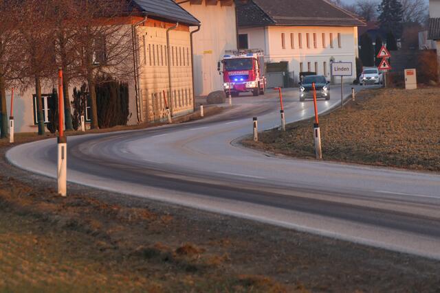 Eine 13 Kilometer lange Ölspur zog sich durch vier Gemeinden in Wels-Land und löste einen Großeinsatz der lokalen Feuerwehren aus. | Foto: laumat.at